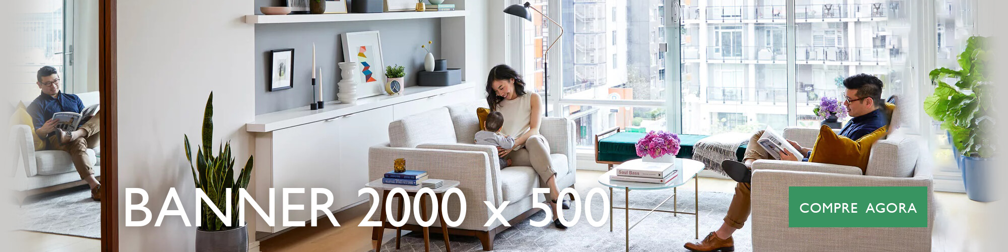 Full banner mostrando uma família em uma sala